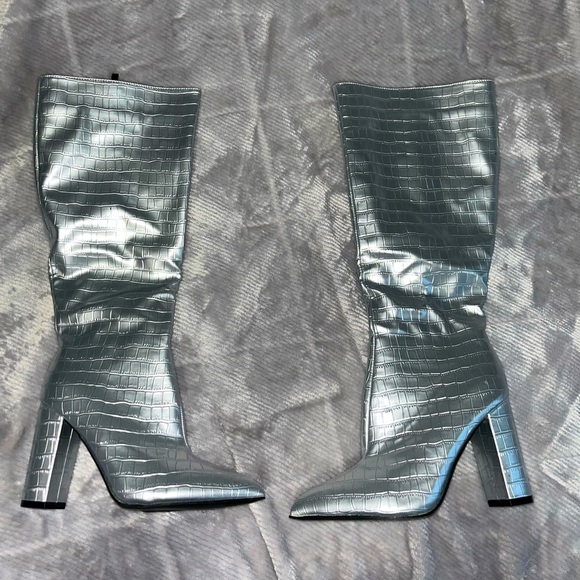 BRAND NEW SILVER KNEE HIGH BOOTS - Picture 1 of 5